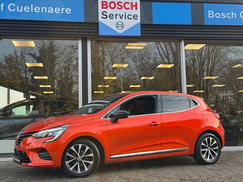 Oranje (metallic) Gebruikt 2023 Renault Clio V Techno Hatchback | € 15.990 (Eerlijke prijs) - Afbeelding 1/4