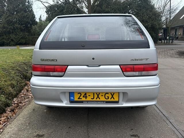 Occasion Suzuki Swift 53 PK (38 kW) 2002 Grijs (metallic) Hatchback