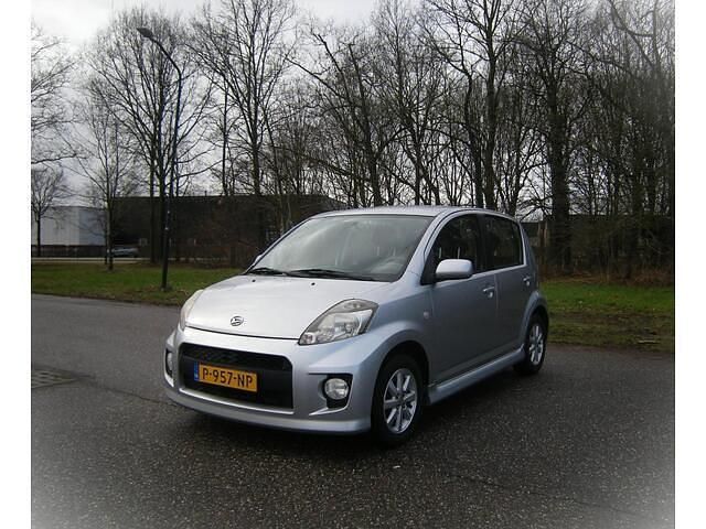 Occasion Daihatsu Sirion 103 PK (75 kW) 2010 Grijs Hatchback