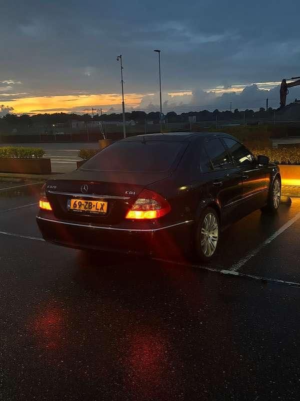 Zwart Gebruikt 2006 Mercedes E320 Avantgarde Sedan | € 11.000 - Afbeelding 1/4