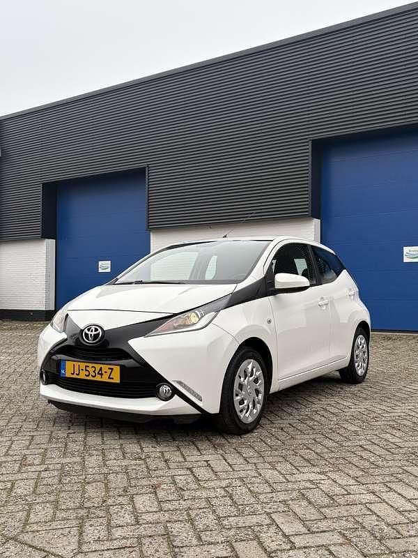 Wit Gebruikt 2016 Toyota Aygo X-play Hatchback | € 7.950 (Goede deal) - Afbeelding 1/4