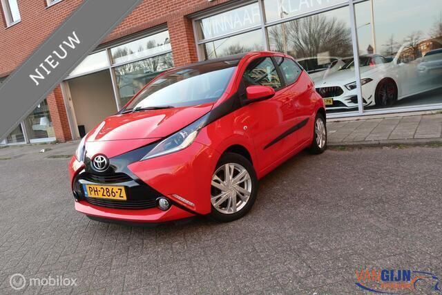 Rood Gebruikt 2017 Toyota Aygo X-play Hatchback | € 9.450 (Eerlijke prijs) - Afbeelding 1/4