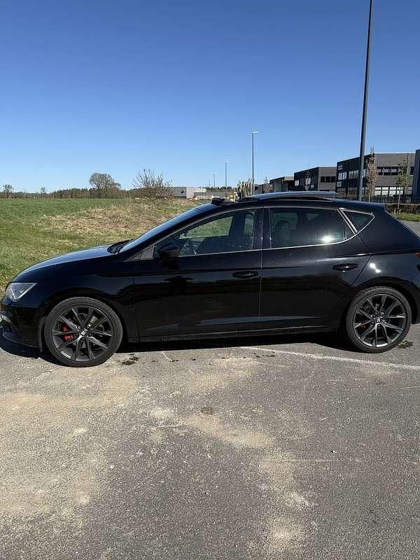 Zwart Gebruikt 2019 Seat Leon FR Stationwagen | € 18.000 (Eerlijke prijs) - Afbeelding 1/4