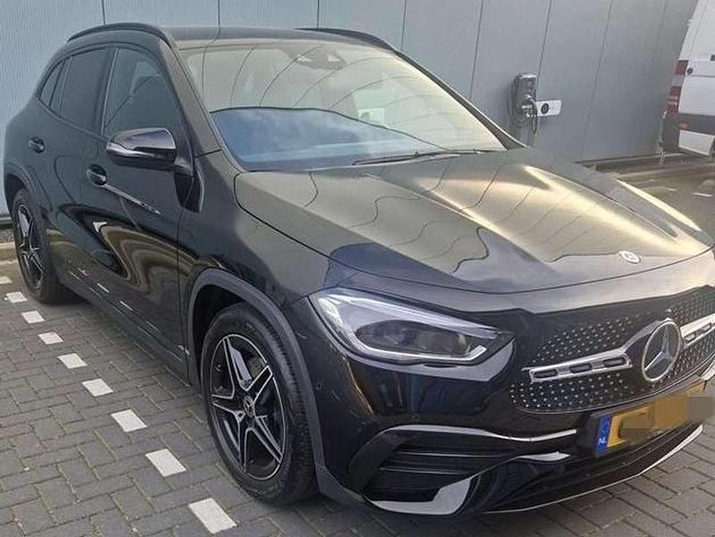 Zwart Occasion 2023 Mercedes GLA200 AMG line SUV | € 38.900 (Eerlijke prijs) - Afbeelding 1/4