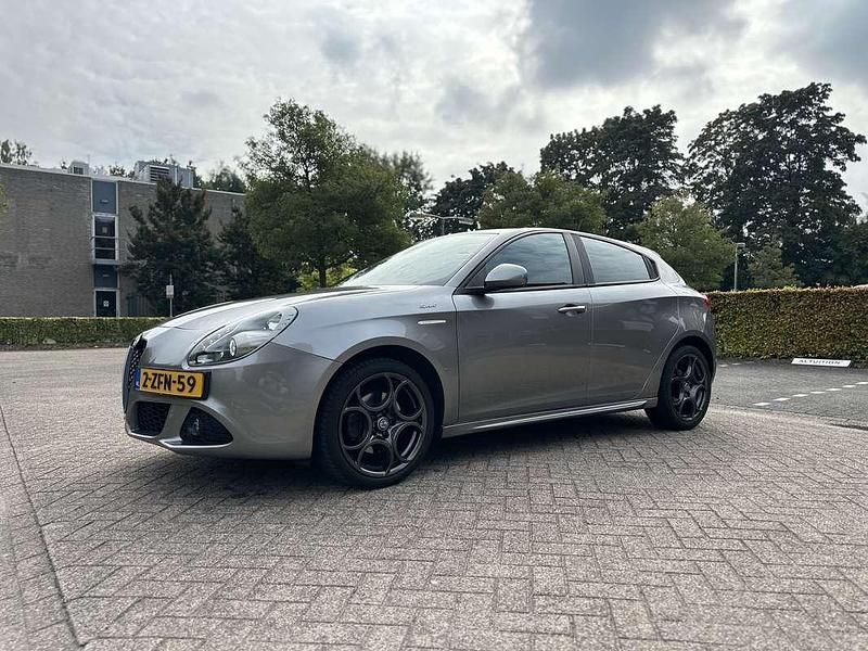 Grijs Gebruikt 2014 Alfa Romeo Giulietta Sprint Hatchback | € 10.450 (Goede deal) - Afbeelding 1/4