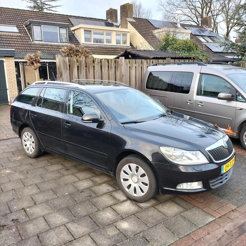 Zwart Occasion 2012 Skoda Octavia Business Line Stationwagen | € 3.750 (Super prijs) - Afbeelding 1/1