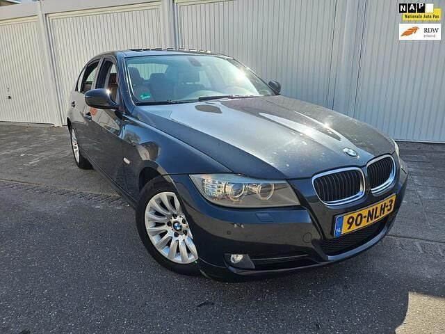 Zwart Gebruikt 2009 BMW 320 Executive Sedan | € 5.350 (Goede deal) - Afbeelding 1/4