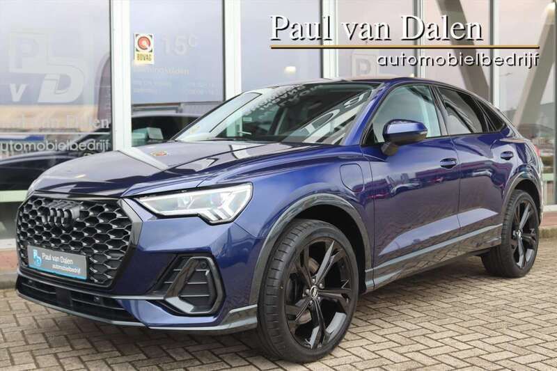Blauw, metallic lak Gebruikt 2023 Audi Q3 Sportback Sport SUV | € 42.900 - Afbeelding 1/4