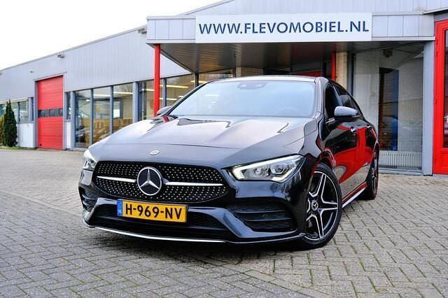 Zwart (metallic) Gebruikt 2020 Mercedes CLA200 Shooting Brake AMG Stationwagen | € 21.850 (Eerlijke prijs) - Afbeelding 1/4