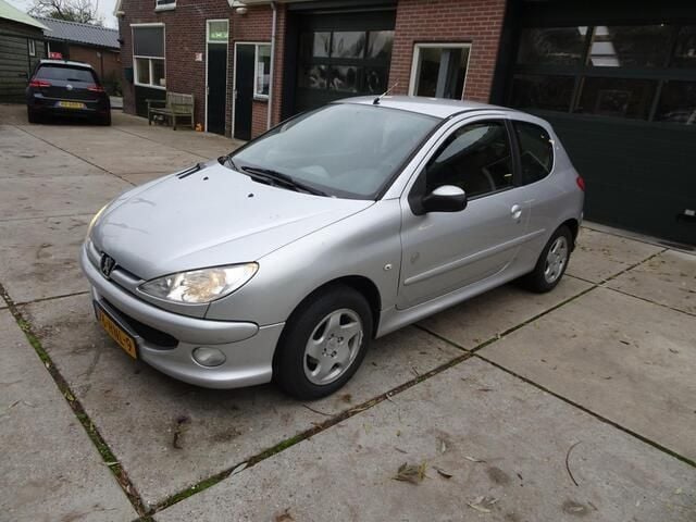 Grijs Gebruikt 2009 Peugeot 206 Hatchback | € 2.350 (Eerlijke prijs) - Afbeelding 1/4