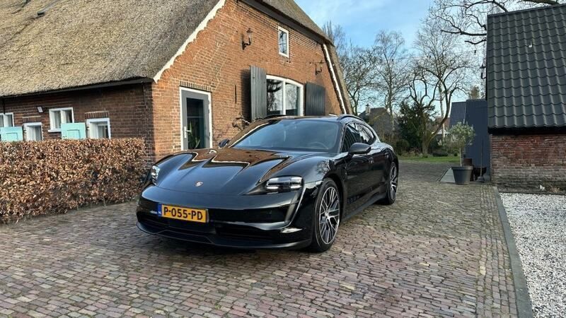 Zwart Gebruikt 2022 Porsche Taycan Performance Package Sedan | € 58.995 (Super prijs) - Afbeelding 1/4