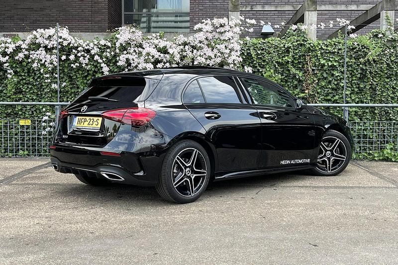 Occasion Mercedes A180 AMG line 136 PK (100 kW) 2025 Zwart Hatchback