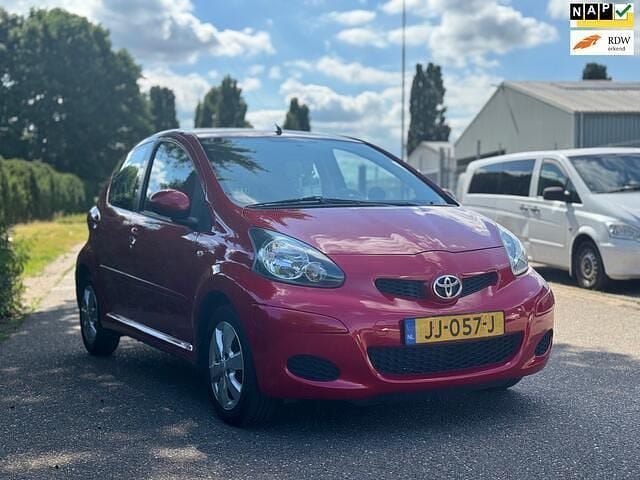 Rood Gebruikt 2010 Toyota Aygo Hatchback | € 2.750 (Eerlijke prijs) - Afbeelding 1/4