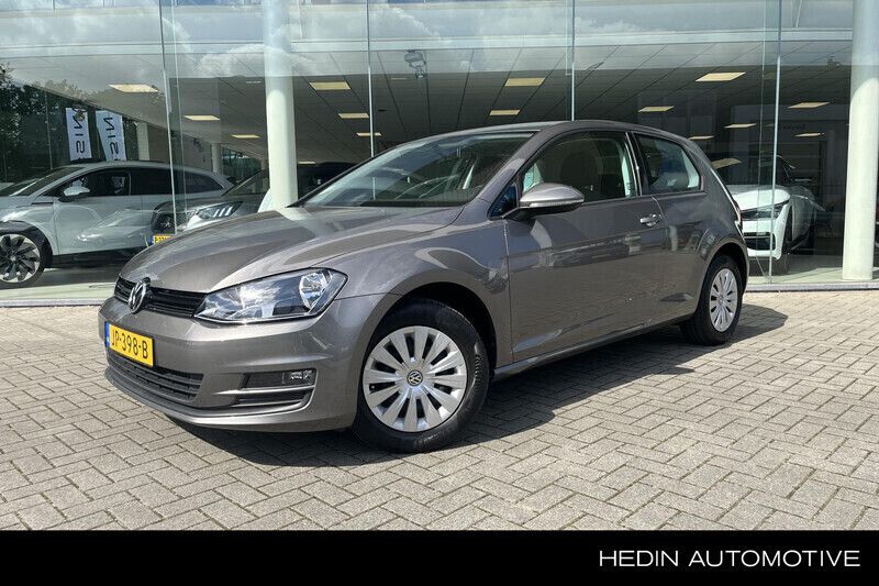 Grijs, metallic lak Gebruikt 2016 VW Golf VII Trendline Hatchback | € 14.950 (Eerlijke prijs) - Afbeelding 1/4