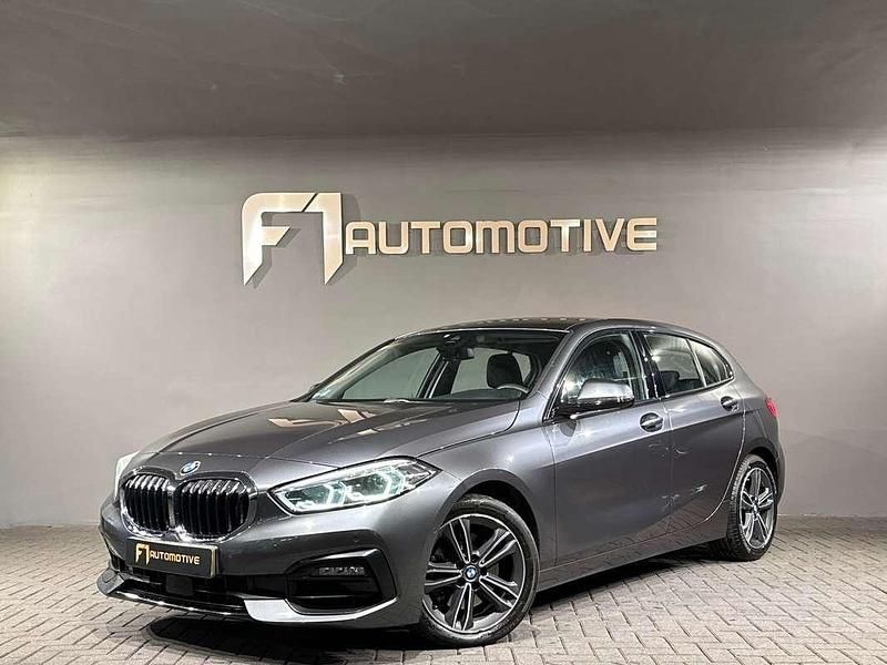 Grijs (metallic) Gebruikt 2020 BMW 118 Executive Hatchback | € 19.890 (Super prijs) - Afbeelding 1/3