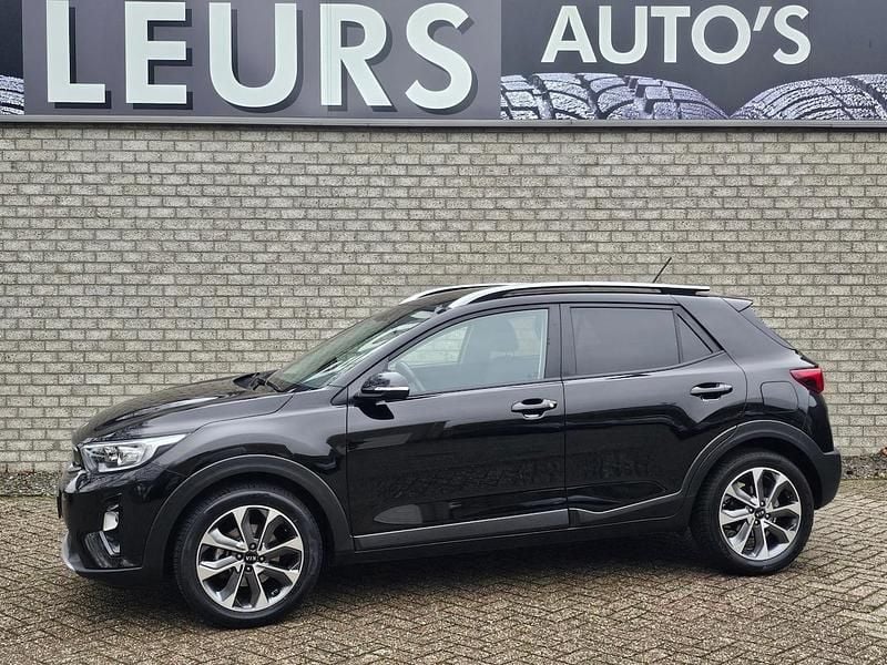 Zwart Occasion 2021 Kia Stonic SUV | € 16.250 (Goede deal) - Afbeelding 1/4