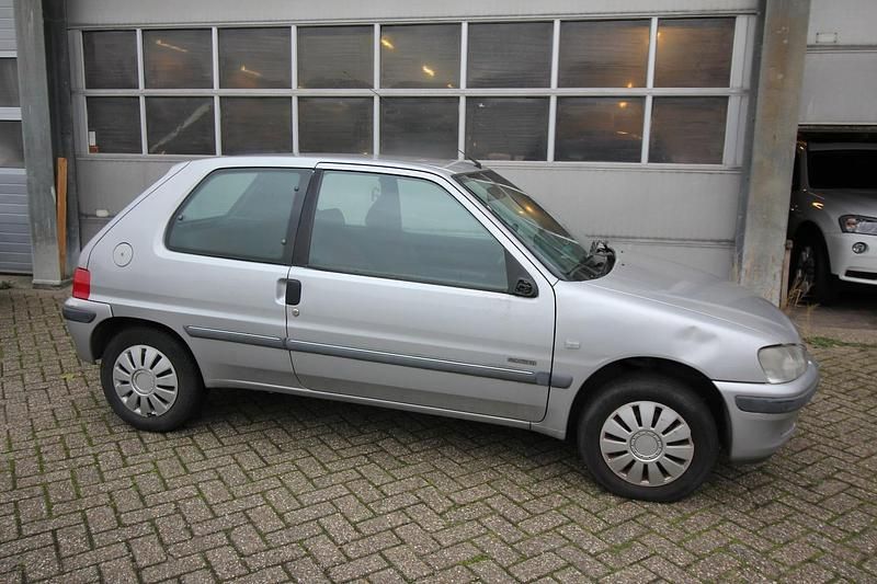 Grijs (metallic) Gebruikt 2000 Peugeot 106 Hatchback | € 950 - Afbeelding 1/4