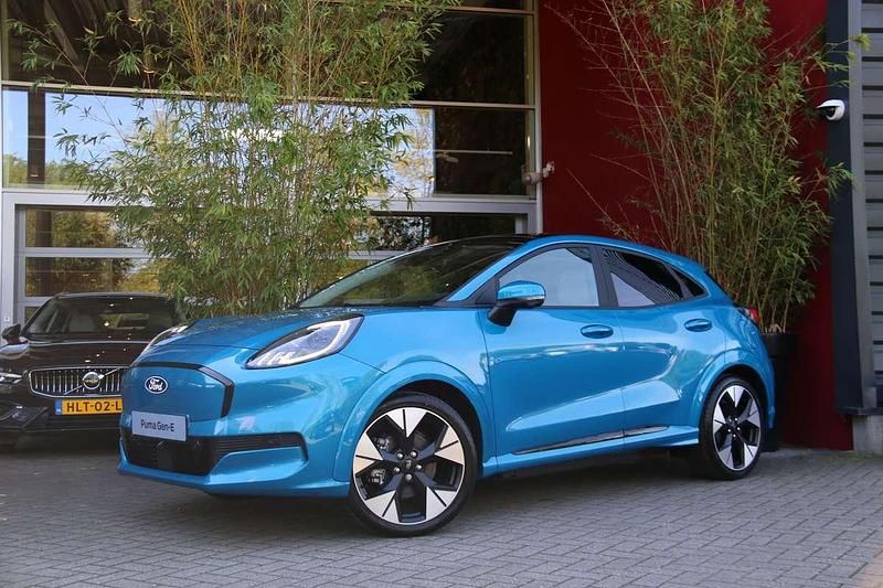 Blauw Nieuw 2025 Ford Puma Gen-E Premium SUV | € 40.345 - Afbeelding 1/4