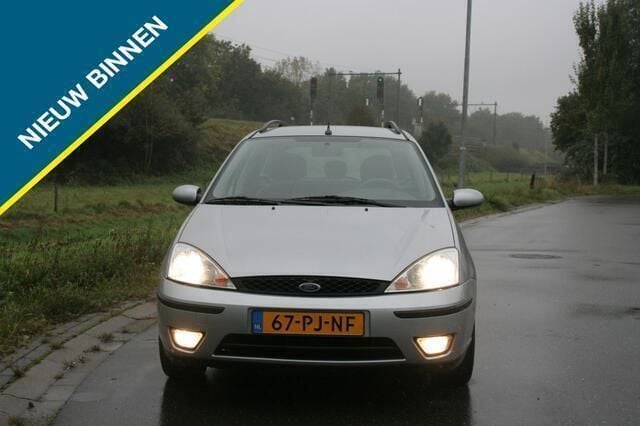 Grijs Gebruikt 2004 Ford Focus Futura Stationwagen | € 1.699 (Eerlijke prijs) - Afbeelding 1/4
