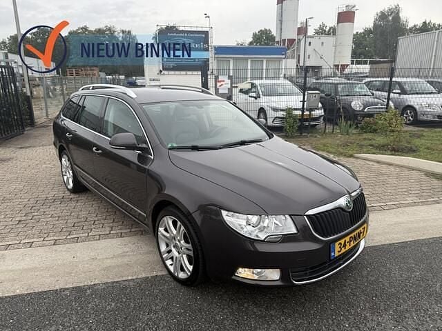 Bruin Gebruikt 2011 Skoda Superb Elegance Stationwagen | € 5.999 - Afbeelding 1/4