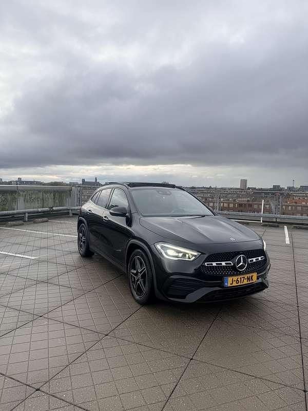 Zwart Gebruikt 2020 Mercedes GLA200 AMG SUV | € 30.500 (Goede deal) - Afbeelding 1/4