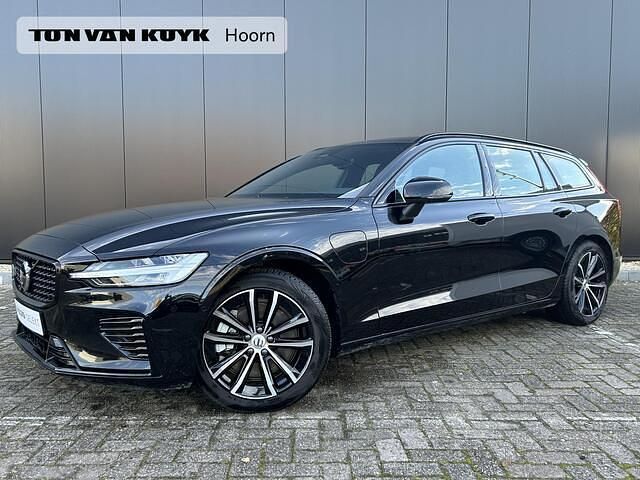 Zwart Occasion 2025 Volvo V60 Plus Stationwagen | € 46.950 (Duur) - Afbeelding 1/4