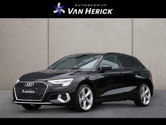 Zwart Occasion 2021 Audi A3 Sportback Advanced Hatchback | € 23.945 (Eerlijke prijs) - Afbeelding 1/4