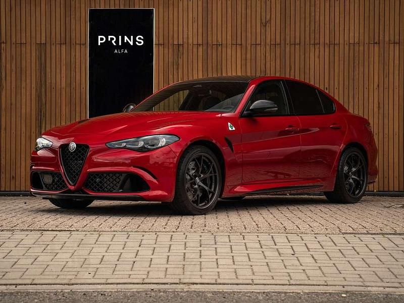 Rood, metallic lak Gebruikt 2025 Alfa Romeo Giulia Quadrifoglio Sedan | € 154.520 - Afbeelding 1/4
