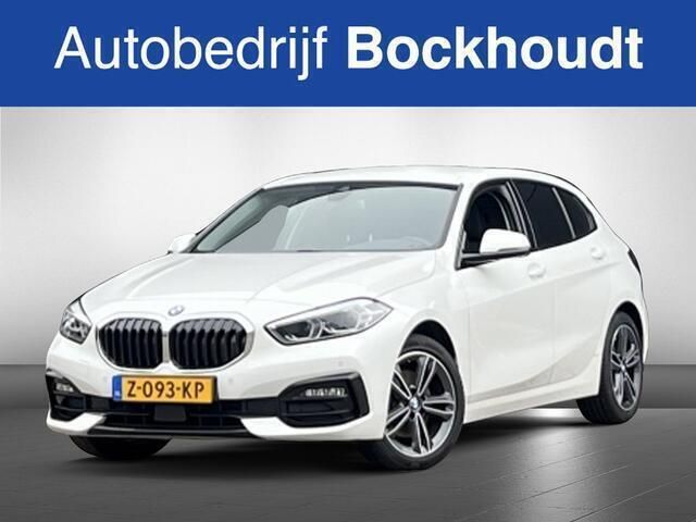 Wit Gebruikt 2022 BMW 118 Hatchback | € 26.900 (Eerlijke prijs) - Afbeelding 1/4