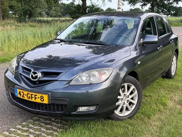 Grijs, metallic lak Gebruikt 2008 Mazda 3 Comfort Hatchback | € 3.650 (Eerlijke prijs) - Afbeelding 1/4