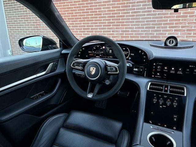 Occasion Porsche Taycan Sport Turismo 300 kW (408 PK) 2022 Zwart (metallic) Stationwagen