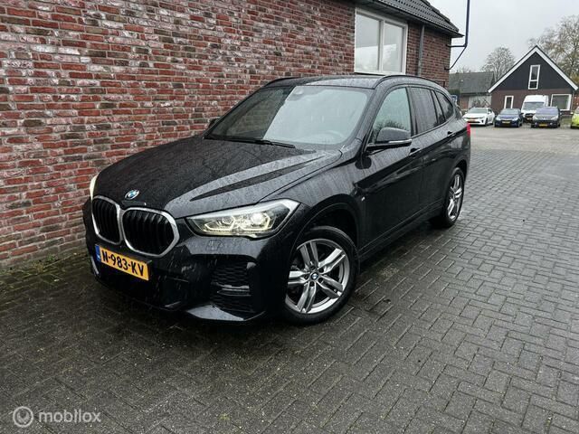 Zwart Gebruikt 2021 BMW X1 Executive SUV | € 32.900 (Iets duurder) - Afbeelding 1/4