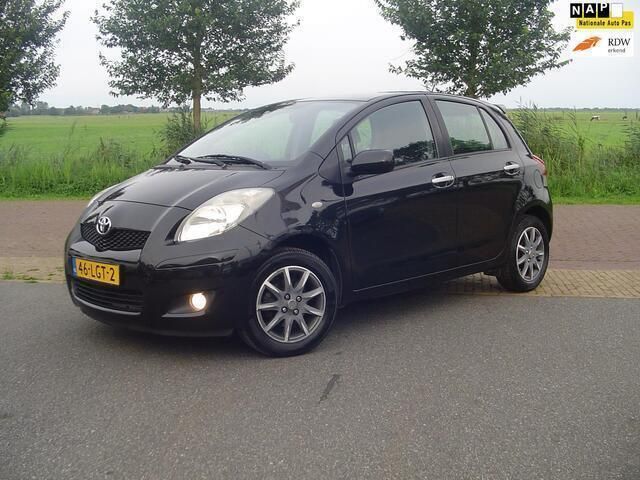 Zwart Gebruikt 2010 Toyota Yaris Hatchback | € 6.975 (Iets duurder) - Afbeelding 1/4