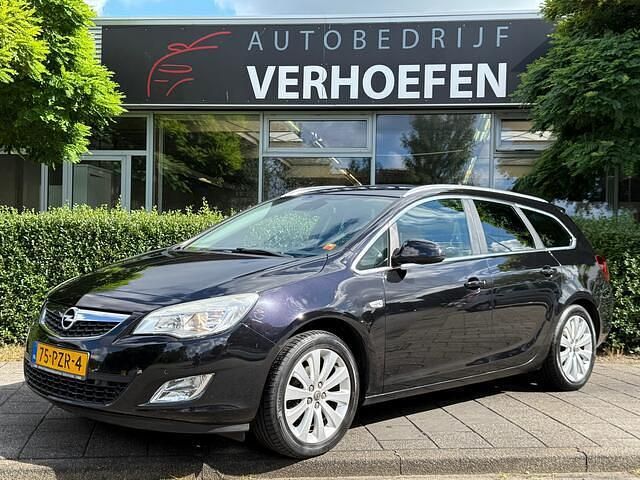 Zwart Gebruikt 2011 Opel Astra Cosmo Stationwagen | € 3.450 (Eerlijke prijs) - Afbeelding 1/4