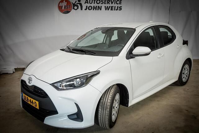 Wit Occasion 2022 Toyota Yaris Active Hatchback | € 15.900 (Eerlijke prijs) - Afbeelding 1/4