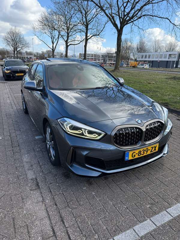 Grijs Gebruikt 2020 BMW M135 Executive Hatchback | € 30.995 (Goede deal) - Afbeelding 1/4