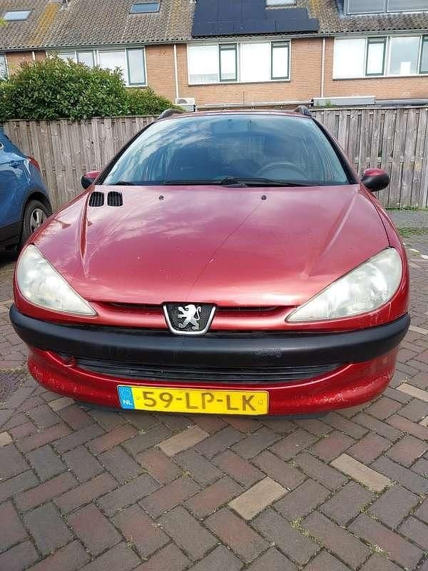 Rood Gebruikt 2003 Peugeot 206 Stationwagen | € 700 (Eerlijke prijs) - Afbeelding 1/4