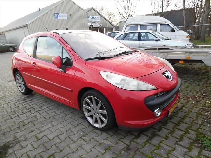 Rood (metallic) Occasion 2008 Peugeot 207 Hatchback | € 1.149 (Goede deal) - Afbeelding 1/4