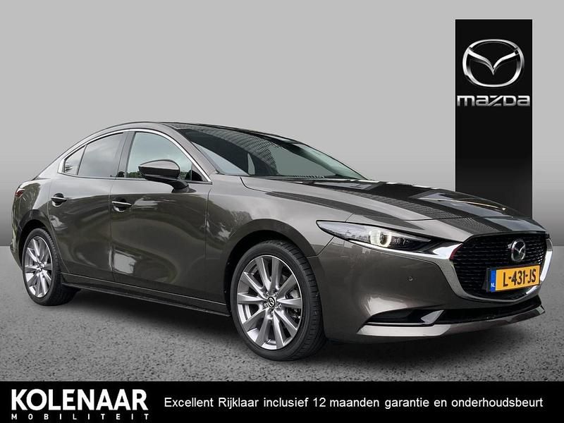 Titanium flash Gebruikt 2021 Mazda 3 Sportive Sedan | € 21.895 (Eerlijke prijs) - Afbeelding 1/4