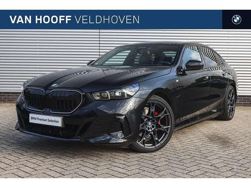 Zwart, metallic lak Gebruikt 2024 BMW 530 M Sport Sedan | € 69.950 - Afbeelding 1/4