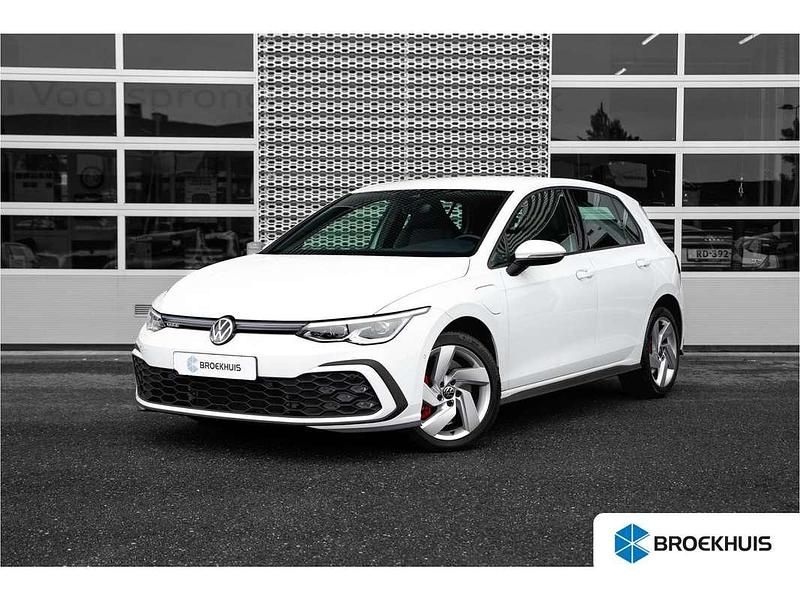 Wit Gebruikt 2021 VW Golf VIII GTE Hatchback | € 25.945 (Eerlijke prijs) - Afbeelding 1/4