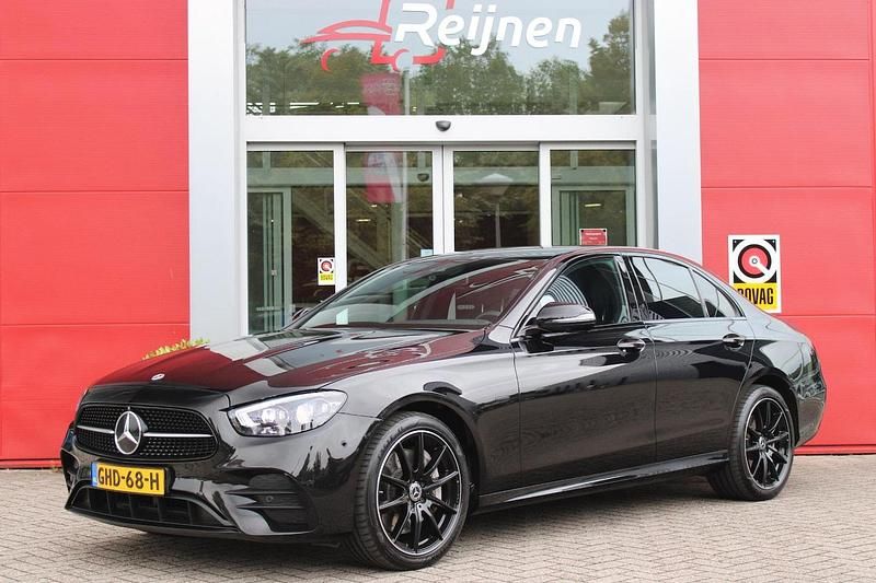 Zwart Gebruikt 2023 Mercedes E300 Business Sedan | € 51.995 (Goede deal) - Afbeelding 1/4
