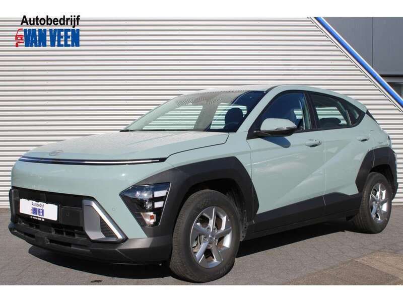 Mirage green Gebruikt 2024 Hyundai Kona Comfort SUV | € 31.445 (Eerlijke prijs) - Afbeelding 1/4