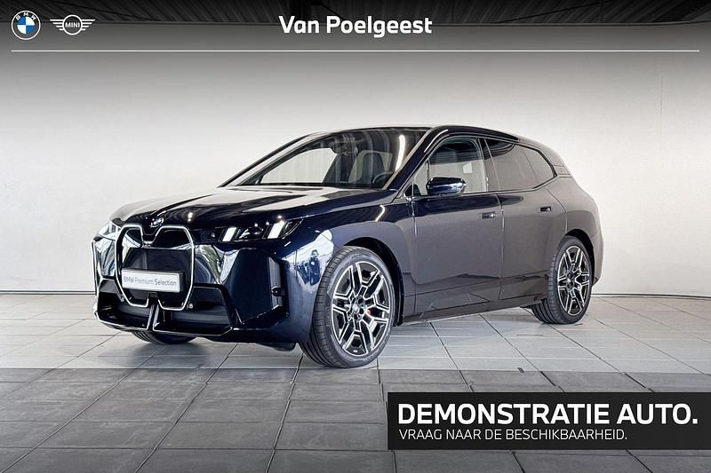 M carbonschwarz metallic (zwart metallic) Gebruikt 2025 BMW iX M Sport SUV | € 120.500 - Afbeelding 1/4