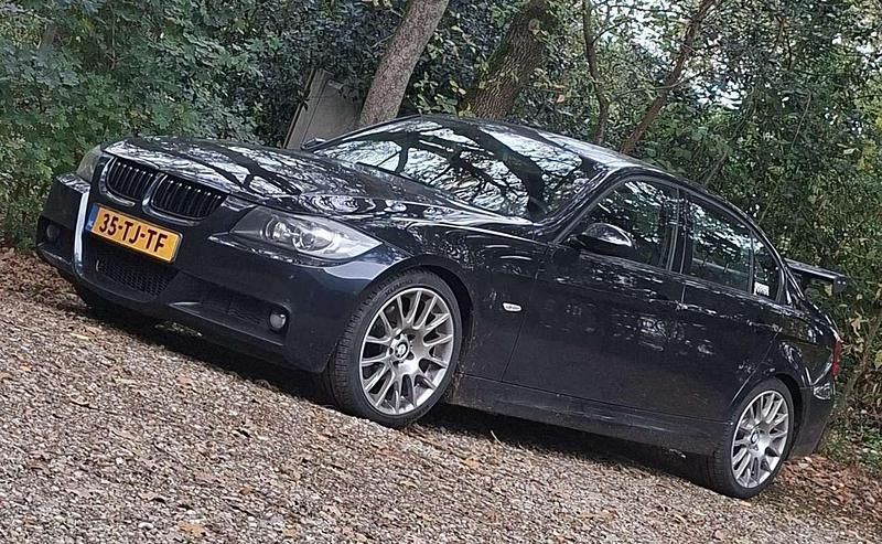 Zwart Occasion 2006 BMW 320 Sedan | € 3.800 (Eerlijke prijs) - Afbeelding 1/4