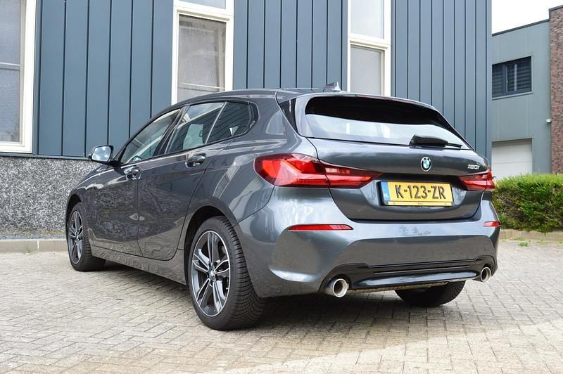 Occasion BMW 120 Executive 180 PK (132 kW) 2021 Grijs Hatchback