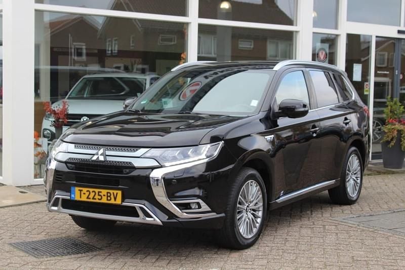 Zwart (metallic) Gebruikt 2019 Mitsubishi Outlander P-HEV Intense SUV | € 18.950 (Super prijs) - Afbeelding 1/4