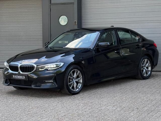 Zwart, metallic lak Gebruikt 2020 BMW 320 Sport Line Sedan | € 19.000 (Iets duurder) - Afbeelding 1/4