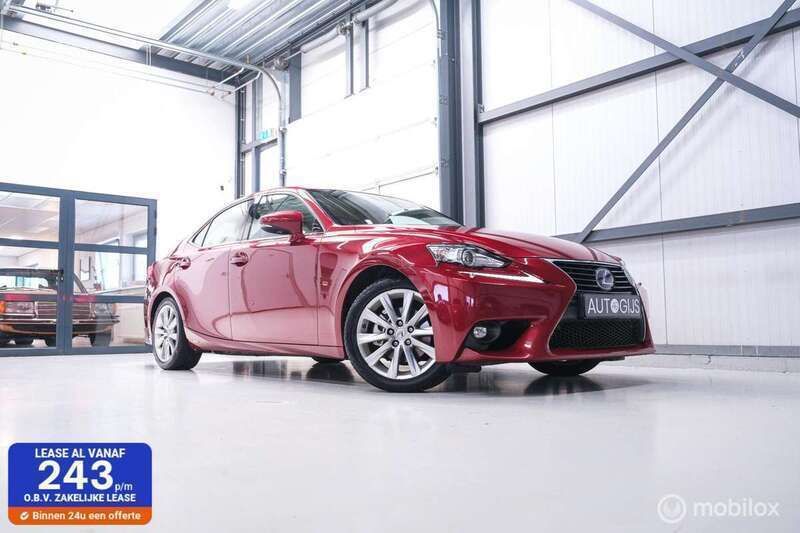 Rood, metallic lak Gebruikt 2015 Lexus IS300h Luxury Line Sedan | € 14.990 (Goede deal) - Afbeelding 1/4