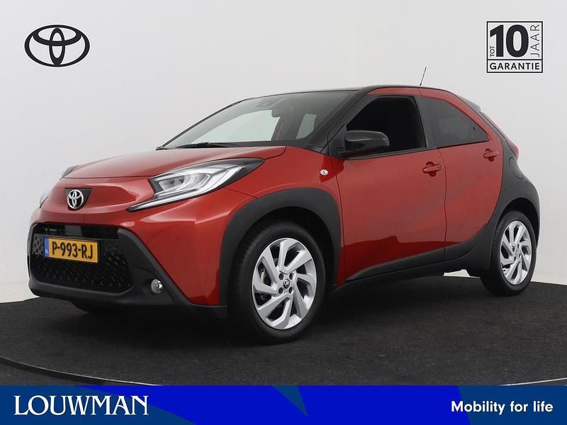 Rood metallic Gebruikt 2022 Toyota Aygo Envy Hatchback | € 22.450 (Iets duurder) - Afbeelding 1/3